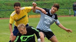 <p>Der SV Dertingen - hier Spielertrainer Markus Geyer und Torwart Paul Quak gegen Dominik Konrad (rechts) - musste gestern im Punktspiel der Fußball-Kreisliga gegen den FC Rauenberg in der Nachspielzeit den entscheidenden Treffer hinnehmen und verlor dadurch etwas unglücklich mit 0:1.</p>