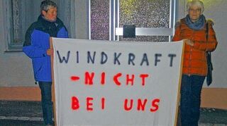 <p>Auf Plakaten drückten Bürger aus Bretzingen und Waldstetten ihren Unmut über den vorgesehenen neuen Windkraftstandort zwischen den beiden Ortsteilen aus.</p>
