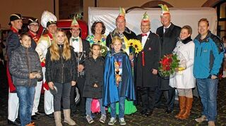 <p>In Wertheim haben die Narren das regiment übernommen: Das Bild zeigt flankiert von Gardisten vorne von links das abgedankte Kinderprinzenpaar der WCW, Marc Heimberger und Cléo Krimmer, und ihre Nachfolger Toni und Max Skywalker, alias Antonia und Max Brüstle, hinten von rechts das bisherige Prinzenpaar Jens und Karin Weber, OB Stefan Mikulicz, Oberwolf Heiko Krimmer, das neue Prinzenpaar Mario I. von den Tannen-Göckern und Sonja I. vom Sonnenschein, alias Mario und Sonja Flicker, und Sitzungspräsident Michael Bannwarth.</p>