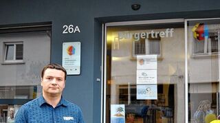<p>Tino Weise vor dem Mehrgenerationenhaus in Lauda. Hier ist jeden Freitagnachmittag ein abwechslungsreiches Programm für die jungen Leute geboten.</p>