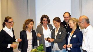 <p>"Individuelle Förderung berufsspezifischer Kompetenzen" lautet der Titel eines Kooperationsprojektes der Florian-Geyer-Förderschule (FGS) in Lauda und der Beruflichen Schule für Ernährung Pflege Erziehung (EPE) Bad Mergentheim gemeinsam mit dem Berufsbildungswerk Waiblingen gGmbH (BBW), dessen Ergebnisse bei einem Forum im Rahmen eines Fachkongresses in Stuttgart von Vertretern der drei Kooperationspartner präsentiert wurde. Unser Bild zeigt von links: Nadine Kästle (BBW Waiblingen), Christa Seubert (FGS Lauda), Martina Stirnkorb (EPE Mergentheim), Jutta Fahrmeier-Stoy (EPE Mergentheim), Bernd Haas (FGS Lauda), Tanja Rygiel (FGS Lauda) und Herbert Huber (BBW Waiblingen).</p>