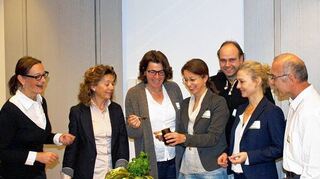 <p>"Individuelle Förderung berufsspezifischer Kompetenzen" lautet der Titel eines Kooperationsprojektes der Florian-Geyer-Förderschule (FGS) in Lauda und der Beruflichen Schule für Ernährung Pflege Erziehung (EPE) Bad Mergentheim gemeinsam mit dem Berufsbildungswerk Waiblingen gGmbH (BBW), dessen Ergebnisse bei einem Forum im Rahmen eines Fachkongresses in Stuttgart von Vertretern der drei Kooperationspartner präsentiert wurde. Unser Bild zeigt von links: Nadine Kästle (BBW Waiblingen), Christa Seubert (FGS Lauda), Martina Stirnkorb (EPE Mergentheim), Jutta Fahrmeier-Stoy (EPE Mergentheim), Bernd Haas (FGS Lauda), Tanja Rygiel (FGS Lauda) und Herbert Huber (BBW Waiblingen).</p>