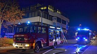 <p>Ein Schwelbrand im Keller der Volksbank Franken in Buchen hat nur geringe sichtbare Schäden verursacht. Abgesehen vom Selbstbedienungsbereich ist die Bankstelle trotzdem bis auf weiteres geschlossen. Zunächst muss geklärt werden, ob der entstandene Rauch für Mitarbeiter und Kunden gesundheitsschädlich ist.</p>