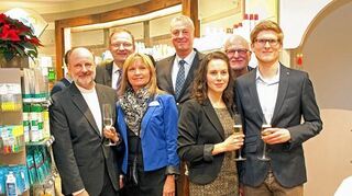 <p>"Schaefer's Apotheke" in der Bahnhofstraße in Wertheim wurde gestern eingeweiht. Das Bild zeigt (von rechts) Dr. Benjamin Schaefer, Edgar Schaefer, Simone Schaefer, OB Stefan Mikulicz, Vera Schaefer, Dekan Hayo Büsing und Stadtpfarrer Jürgen Banschbach.</p>