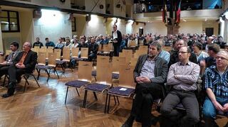 <p>Durchaus noch mehr Interessenten hätten in der Informationsveranstaltung der Gemeinden Hardheim und Höpfingen zum geplanten Windkraftstandort "Kornberg/Dreimärker" in der Erftalhalle Platz gefunden. Ein von der Bürgerinitiative bestellter Fachmann durfte nicht, wie zunächst zugesagt, sprechen.</p>