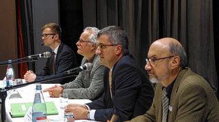 <p>Referenten und Moderator Andreas Scheurig (links) von der Bio-Energie-Region (H.O.T.): Axel Krahl vom Landratsamt (von rechts), Harald Endreß, Geschäftsführer ZEAG, und Peter C. Beck (Firma Ökologie und Stadtentwicklung).</p>
