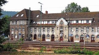 <p>Riesige Aufgabe: Bei drei Etagen beläuft sich die Brutto-Geschossfläche beim ehemaligen Dienst- beziehungsweise Strabag-Gebäude - hier der Blick von der Gleisanlage aus - auf rund 1800 Quadratmeter.</p>