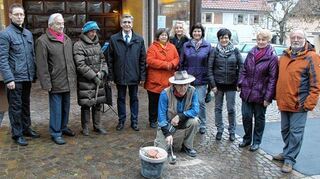 <p>Zum Gedenken an drei ehemalige jüdische Mitbürger wurden im Rahmen einer Feierstunde in Sennfeld drei "Stolpersteine" verlegt. Das Bild zeigt die Ehrengäste zusammen mit Bürgermeister Klaus Gramlich (Bildmitte), links das Ehepaar Eva und Wilhelm Reinmuth sowie ganz rechts Heimatforscher Reinhart Lochmann sowie Künstler Gunter Demnig (knieend).</p>
