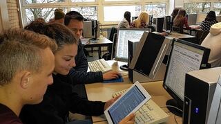 <p>Schüler sichten und überarbeiten das Schüler-FAQ, in dem sie sich ihre schulischen Fragen selbst beantworten können.</p>