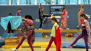 <p>Fast aus den Nähten platzte die Sporthalle in Lauda, als die ETSV-Turnabteilung bei ihrer Jahresschau das bunte Treiben rund um den Zoo vor Augen führte.</p>