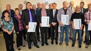 <p>Die Firma Peter Ruppel Geschäftseinrichtungen aus Lauda ehrte langjährige Mitarbeiter in stimmungsvollem Rahmen bei der betrieblichen Weihnachtsfeier.</p>