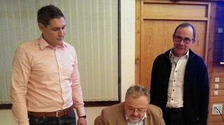 <p>Gemeinsam verabschiedeten die drei Fraktionen im Gemeinderat ein Manifest einer Willkommenskultur für Flüchtlinge in Lauda-Königshofen. Es wurde nun von Marco Hess (stellvertretender CDU-Fraktionsvorsitzender), Siegfried Neumann (Vorsitzender der SPD/FB-Fraktion) sowie Michael Geier (Fraktionsvorsitzender Freie Bürgerliste, von links) sowie Bürgermeister Thomas Maertens unterschrieben.</p>