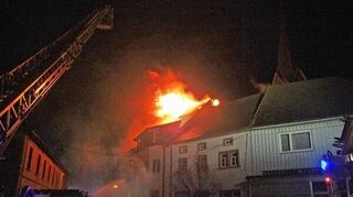 <p>Aus noch unklarer Ursache brannte in der Nacht zum Freitag der Gasthof "Löwen" in Mudau. Die Feuerwehr war mit 106 Einheitskräften vor Ort.</p>