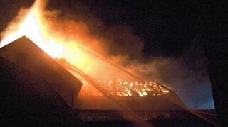 <p>Der Dachstuhl des Gebäudes wurde ein Raub der Flammen und ist einsturzgefährdet. Feuerwehrleute aus Mudau und dem ganzen Umland waren im Einsatz.</p>
