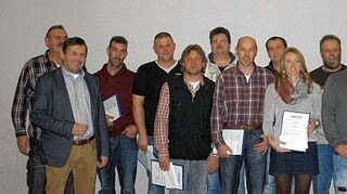 <p>Auf ein sehr erfolgreiches Jahr 2014 blickte Eberhard Köhler (Zweiter von links) bei der Jahresabschlussfeier der Firma Konrad Bau in Gerlachsheim zurück. Das Jubiläumsjahr, in dem das Unternehmen seinen 100. Geburtstag gefeiert hatte, endete mit einem Rekordumsatz. Köhler ehrte bei der Feier auch zahlreiche Mitarbeiter für ihre langjährige Treue.</p>