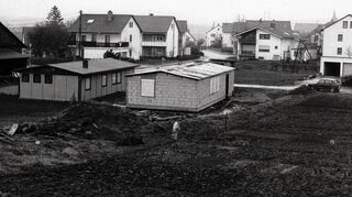 <p>Das in vielen Arbeitsstunden von den Mitgliedern 1979 erbaute Heim des DRK-Ortsvereins konnte bis zum Oktober 1991 genutzt werden. Danach zog man in die neuen Räume im ehemaligen Real-Gebäude/Bauhof um.</p>