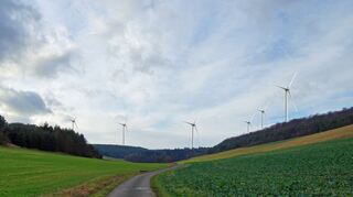 <p>Eine Fotomontage der Bürgerinitiative zeigt die geplanten Windkraftanlagen vom Bretzinger Kapellenweg aus betrachtet.</p>