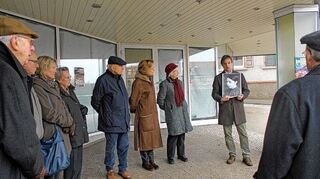<p>Zur Gedenkveranstaltung für Sophie Brückheimer waren auch Barbara Fätgenheuer und Gertrud Scheuermann (Dritte und Vierte von links), die Tochter und die Witwe von Karl Josef Scheuermann gekommen. Dr. Dieter Fauth würdigte das Engagement des im vergangenen Jahr verstorbenen langjährigen Oberbürgermeisters und Ehrenbürgers um die Aussöhnung mit den ehemaligen Wertheimer Mitbürgern jüdischen Glaubens.</p>