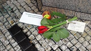 <p>Eine Blume und ein kleiner Text wurden am Donnerstag, ihrem Geburtstag, am Stolperstein für Sophie Brückheimer in der Bahnhofstraße niedergelegt.</p>
