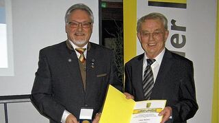 <p>Lothar Stockert (links), langjähriger Vorsitzender der Freien Wähler Krautheim, nahm vom Landesvorsitzenden Heinz Kälberer die Ehrenmedaille des Landesverbandes entgegen.</p>