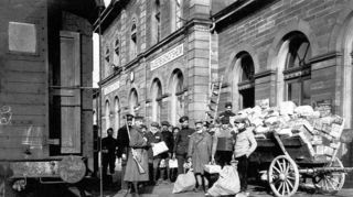 <p>Der Bahnhof Tauberbischofsheim 1918. Kriegsgefangene holen Pakete ab.</p>