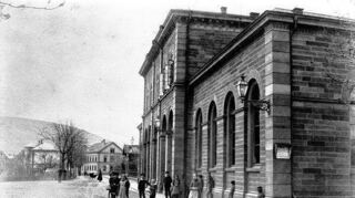 <p>Bahnhof Tauberbischofsheim von der Straßenseite um 1900.</p>