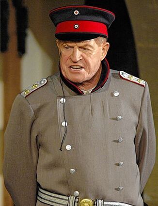 <p>Peter Bause (hier als Hauptmann von Köpenick), spielt den Tevje.</p>