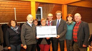<p>Den beiden Kinderklinik-Clowns "Hanni" und "Frosch" des Caritas-Krankenhauses Bad Mergentheim übergab im Beisein des Chefarztes der Caritas-Kinderklinik, Prof. Dr. Rainer Buchhorn, und Bürgermeister Marcus Wessels das Weihnachtsmarktteam 1000 Euro(Bild oben). Der Ausstattung des Pfarrgartens kamen fast 2550 Euro zu Gute, an die "Helfer-vor-Ort (HvO)" ging ein Spendenscheck über 1500 Euro.</p>