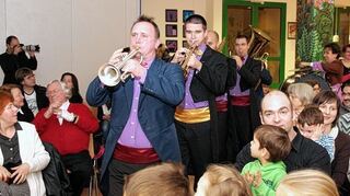<p>Das Seckacher Publikum wollte die ungarische Gruppe am liebsten dabehalten: "Brass in the Five & Csaba Méhes" begeisterten das Publikum.</p>